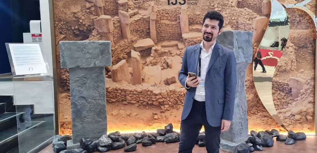 اگر احساس میکنی تکنولوژی به جای کمک، بهت فشار میآورد، من اینجا هستم که کمک کنم. دکتر فرزاد عباسی